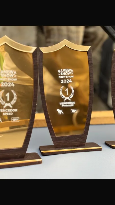 Troféu de Madeira e Chapa Dourada
